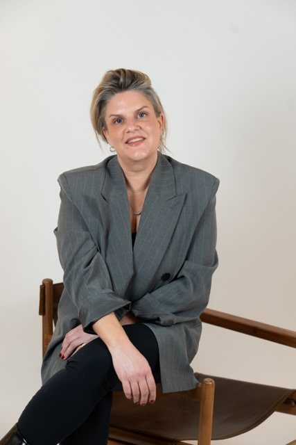 Julie Dams, oprichter